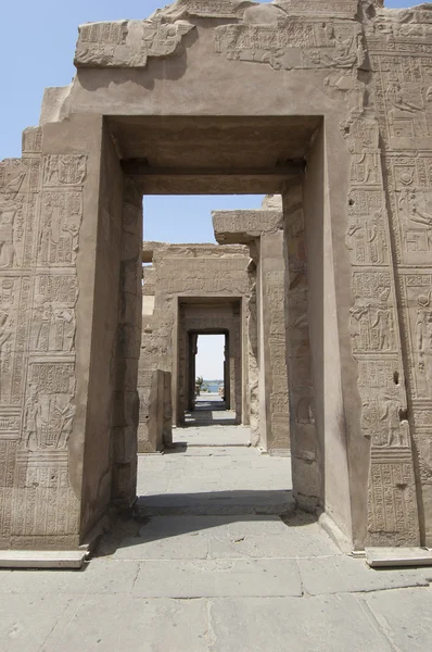 Bir Mısır tapınak duvarına hiyeroglif oymalar — Stok fotoğraf