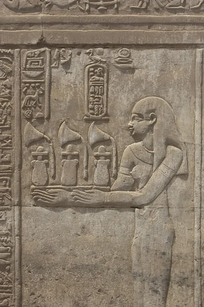 Hieroglyfické rytiny na zdi egyptský chrám — Stock fotografie