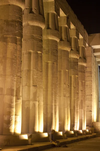 Columnas en el Templo de Luxor por la noche — Foto de Stock