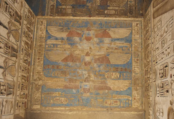 Hieróglifos egípcios em uma parede de templo — Fotografia de Stock