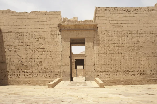 Egipskie hieroglify na ścianie świątyni — Zdjęcie stockowe