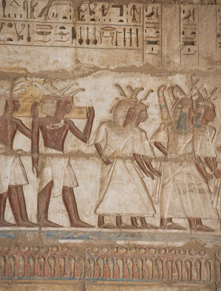 Egyptiska hieroglyfer på en tempel vägg — Stockfoto