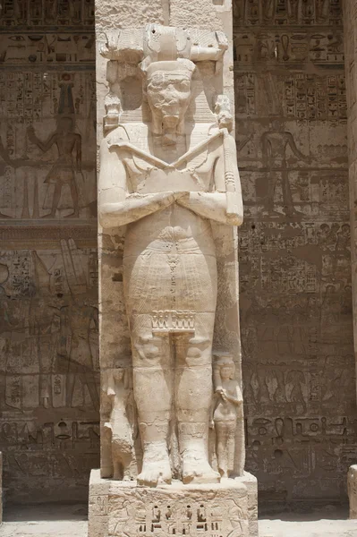 Statue dans le temple de Medinat Habu — Photo
