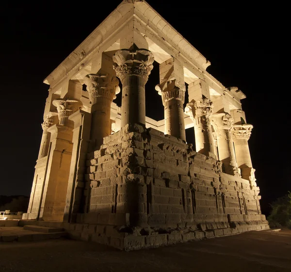 フィラエ島のイシス神殿でトラヤヌスのキオスク — ストック写真