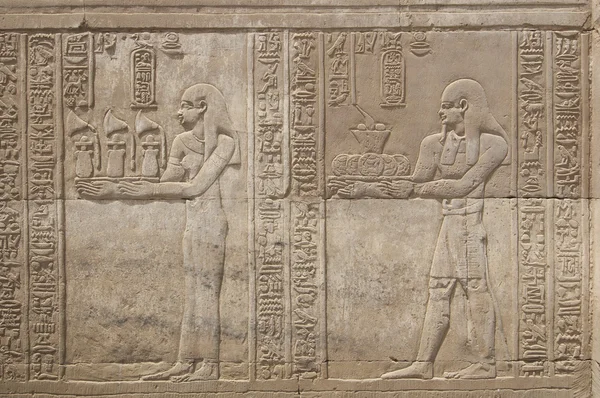 Hieroglyphic carvings on an Egyptian temple wall Rechtenvrije Stockafbeeldingen