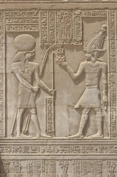 Иероглифическая резьба на стене египетского храма Стоковое Изображение