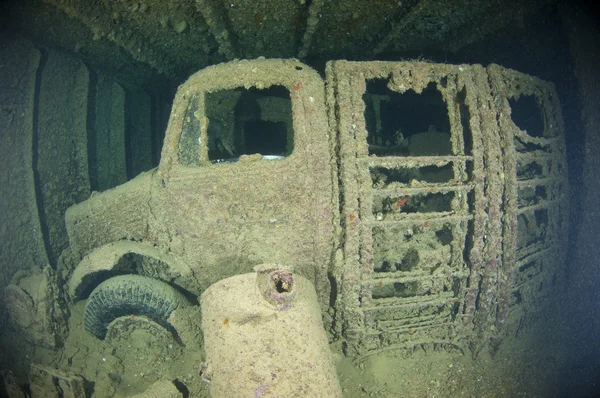 Camión dentro de la bodega de un gran naufragio — Foto de Stock
