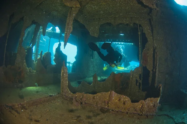 大型の難破船を探検のダイバー — ストック写真
