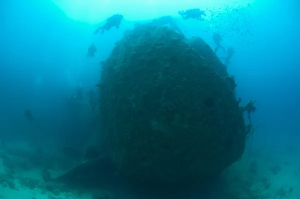 Mergulhadores explorando um grande naufrágio — Fotografia de Stock