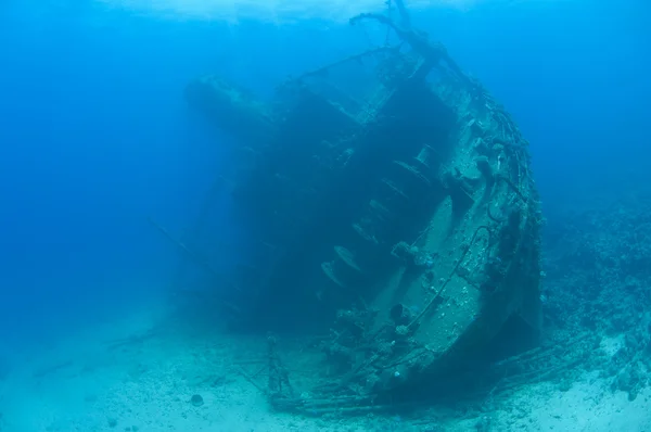 Großes Heck eines Unterwasser-Schiffswracks — Stockfoto