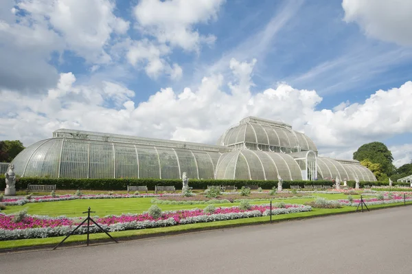 Stora växthus i en offentlig park — Stockfoto