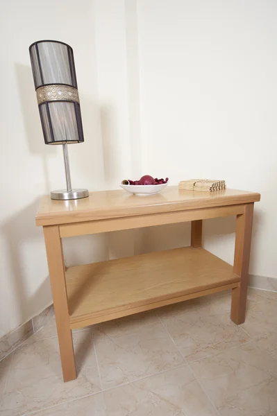 Kleine tafel met lamp en decoratie — Stockfoto
