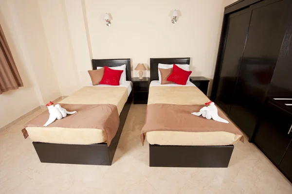 Två sängar i ett sovrum — Stockfoto