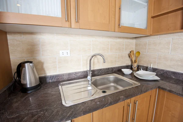 Umywalka i licznik na górze w kuchni — Zdjęcie stockowe