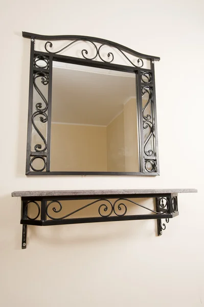 Espelho e prateleira em uma parede — Fotografia de Stock
