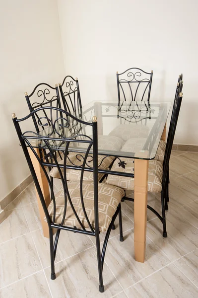 Grande mesa de jantar e cadeiras em uma casa — Fotografia de Stock