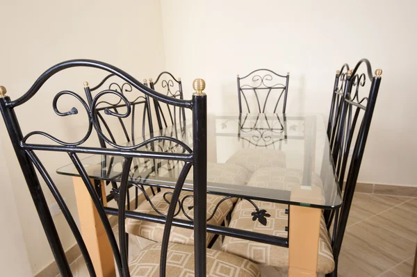 Velký jídelní stůl a židle v domě — Stock fotografie