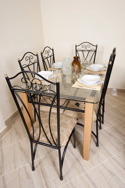 Velký jídelní stůl a židle v domě — Stock fotografie
