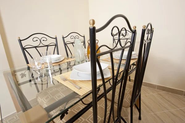 Grande mesa de jantar e cadeiras em uma casa — Fotografia de Stock