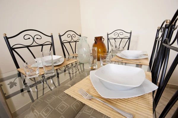 Grande tavolo da pranzo e sedie in una casa — Foto Stock