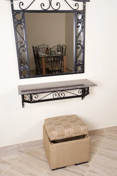 Зеркало на стене и стуле — стоковое фото