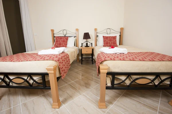 Zwei Einzelbetten in einem Schlafzimmer — Stockfoto