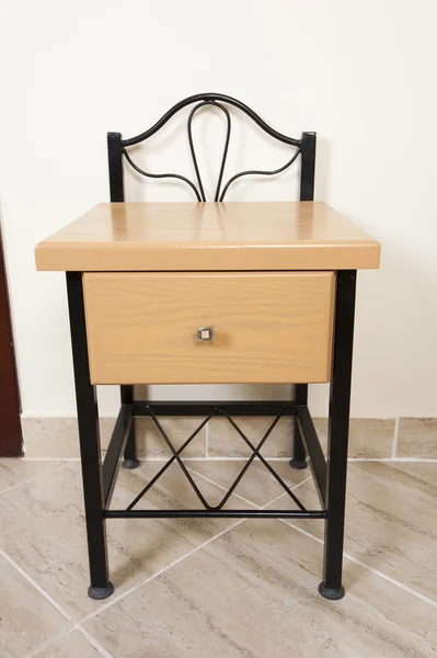 Небольшой внутренний стол с ящиком и полкой — стоковое фото