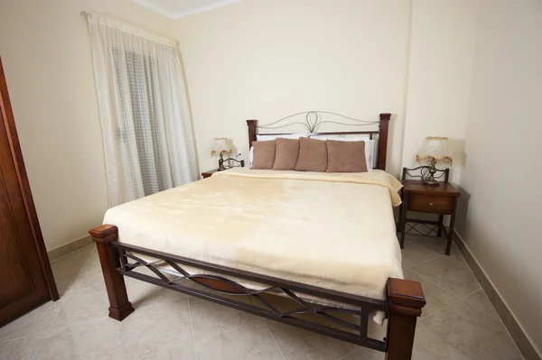 Двуспальная кровать в спальне — стоковое фото