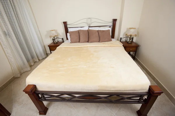 Двуспальная кровать в спальне — стоковое фото