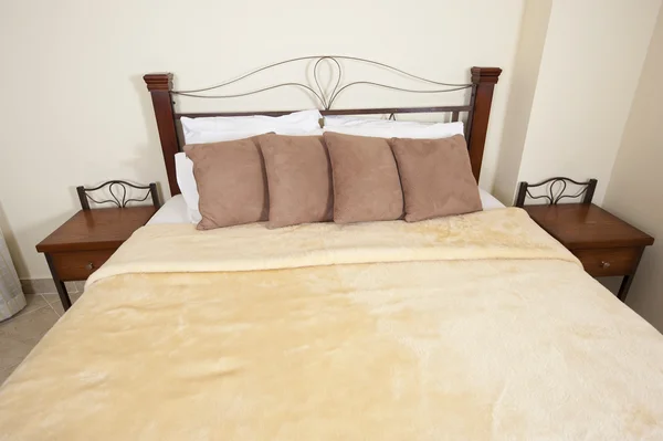 Dubbelsäng i ett sovrum — Stockfoto