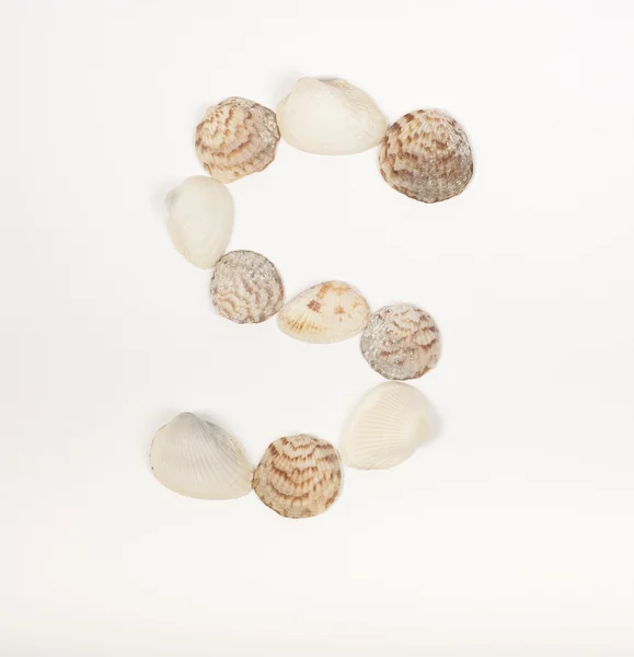Alfabeto letra feita de conchas do mar — Fotografia de Stock