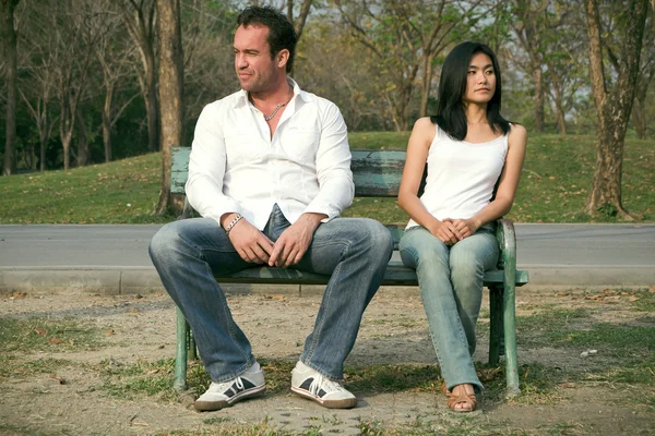 Мужчина и женщина сидят на стуле — стоковое фото
