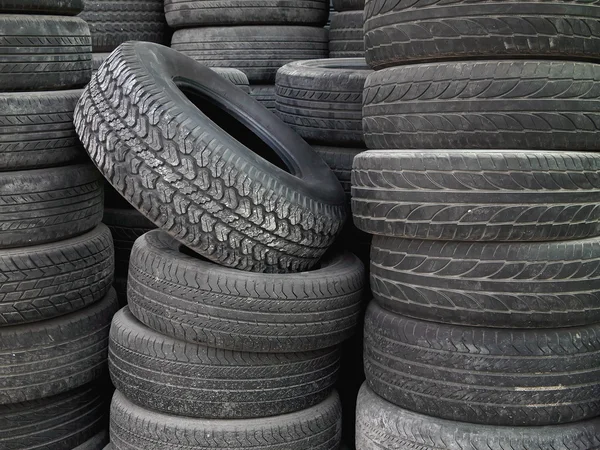 Staré pneumatiky zásobníku vrstev — Stock fotografie