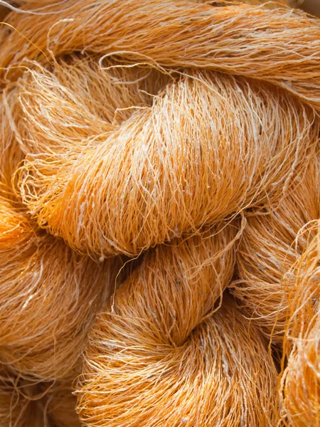 Fios de seda em bruto para tecelagem — Fotografia de Stock