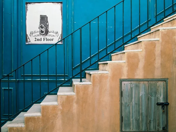 Subiendo las escaleras al segundo piso — Foto de Stock