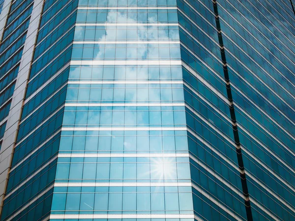 Vidrio de edificios modernos y el cielo reflejan — Foto de Stock