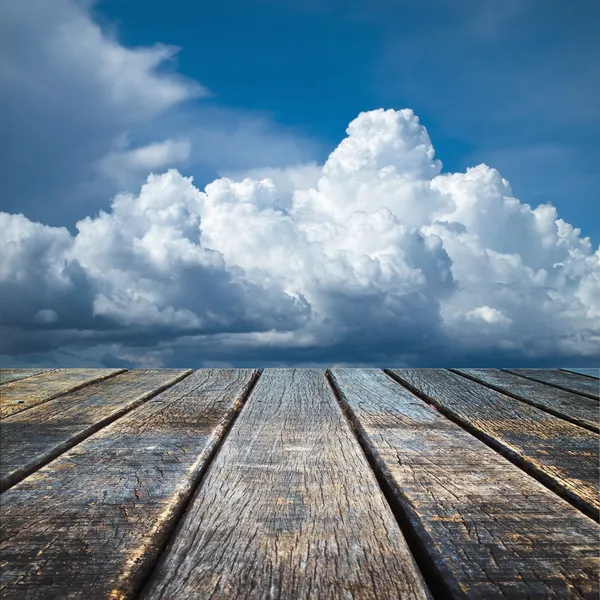 Perspectiva Suelo de madera vieja y cielo nublado —  Fotos de Stock