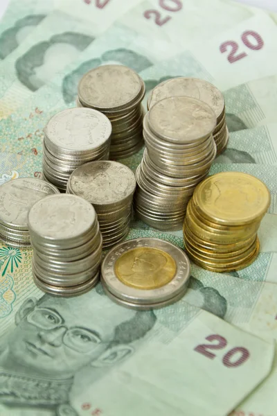 Thaise groene bankbiljetten en munten — Stockfoto