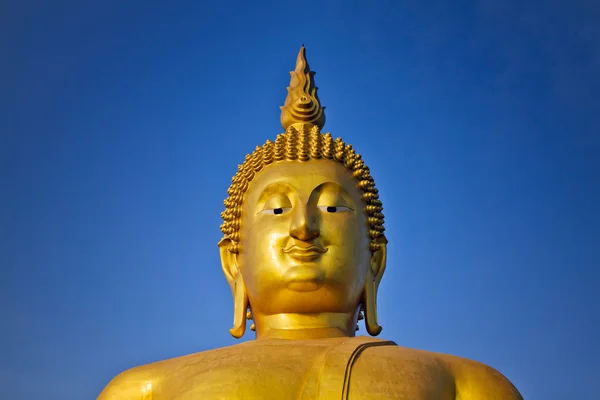 Visage du plus grand Bouddha d'or — Photo