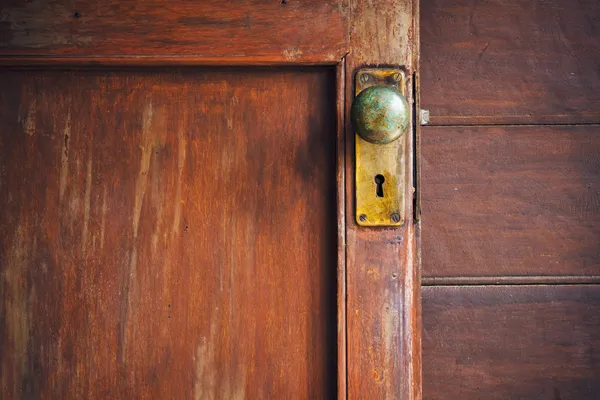 门把手和黄铜制的锁孔 — 图库照片