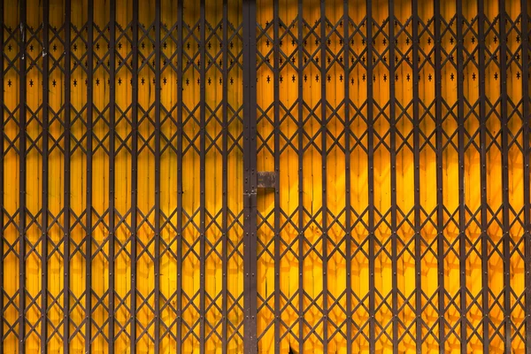 Vikbar dörr av metall — Stockfoto