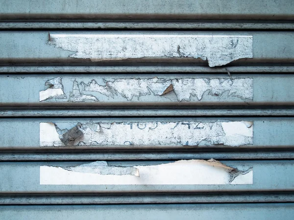 Zerrissenes Papier auf Stahlplatte — Stockfoto