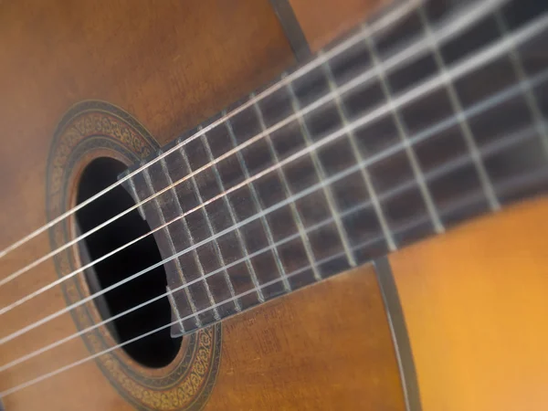 Hnědé dřevo klasická kytara — Stock fotografie