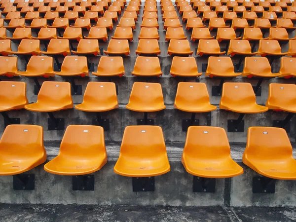 Orangefarbene Sitze im Stadion — Stockfoto