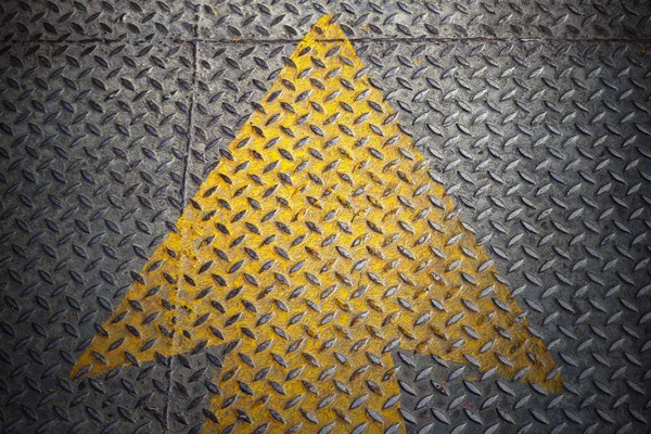 Pintura de flecha amarilla sobre acero — Foto de Stock