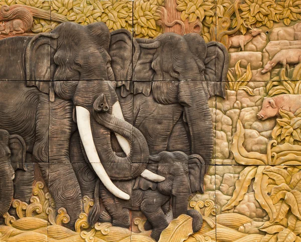 Drei geschnitzte thailändische Elefanten — Stockfoto
