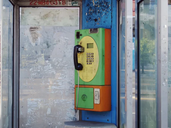 Старый ветхий общественный телефон — стоковое фото
