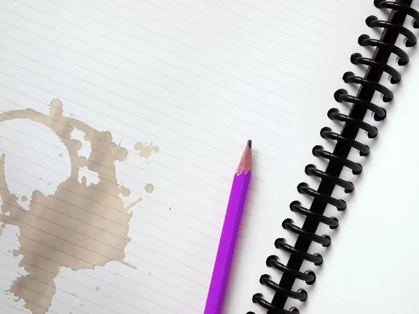 Фиолетовый карандаш на белой тетради — стоковое фото