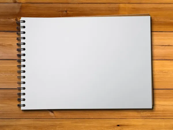 Cuaderno de bocetos blanco sobre madera —  Fotos de Stock