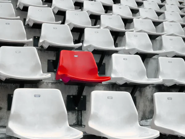 Assento vermelho em assentos brancos — Fotografia de Stock